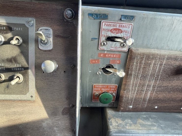 peterbilt-358-image-36