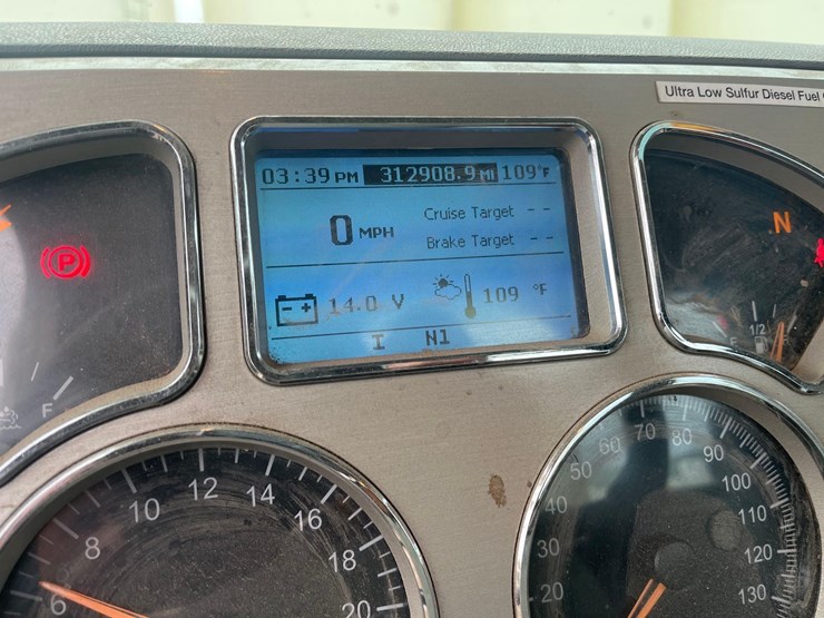 2014-mack-cxu613-semi-image-20