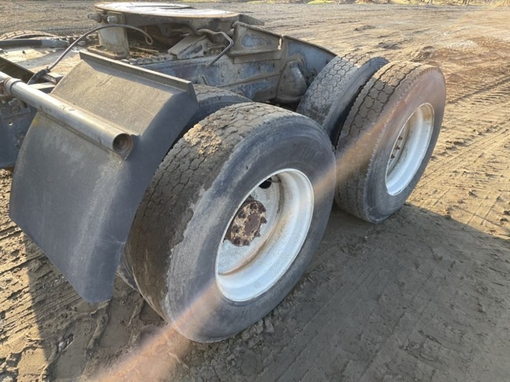 peterbilt-358-image-11