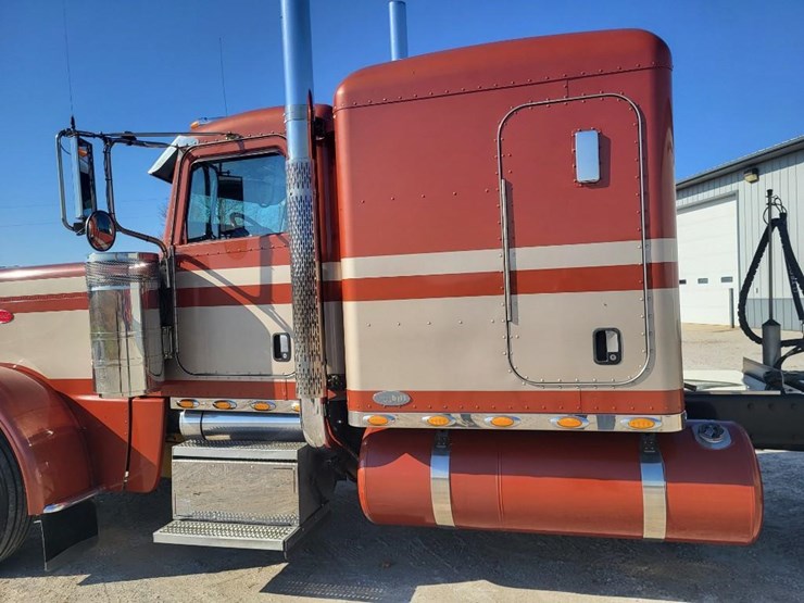 peterbilt-389-image-17