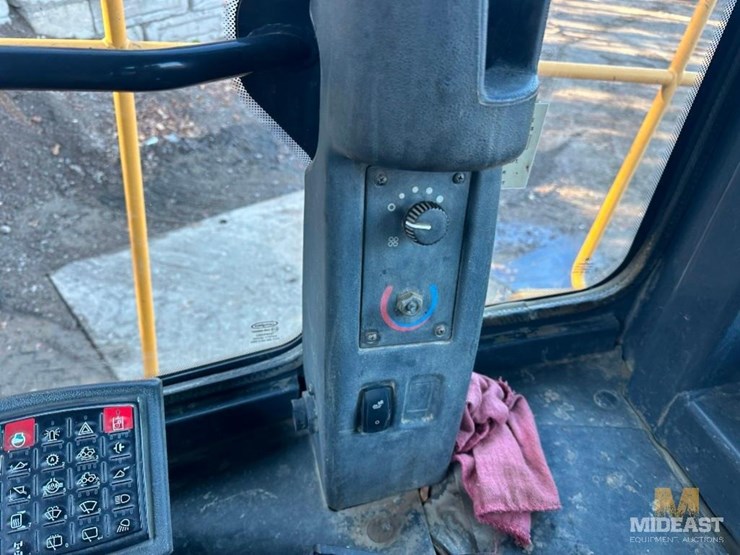 2012-deere-724k-image-26