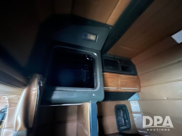 1999-peterbilt-379-image-61