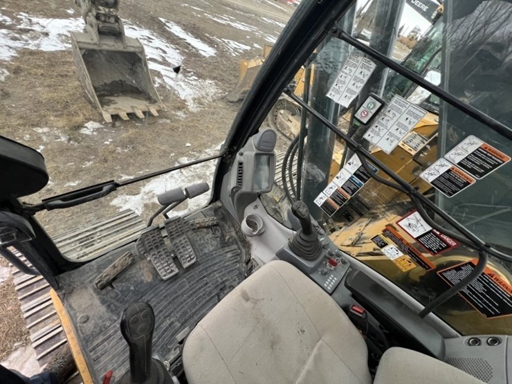 deere-245g-lc-image-13