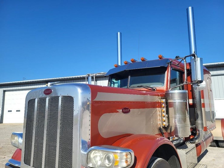 peterbilt-389-image-10