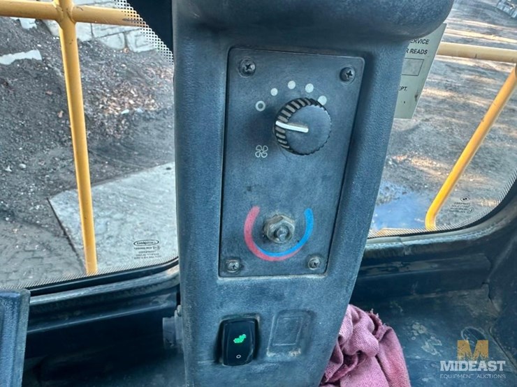 2012-deere-724k-image-25