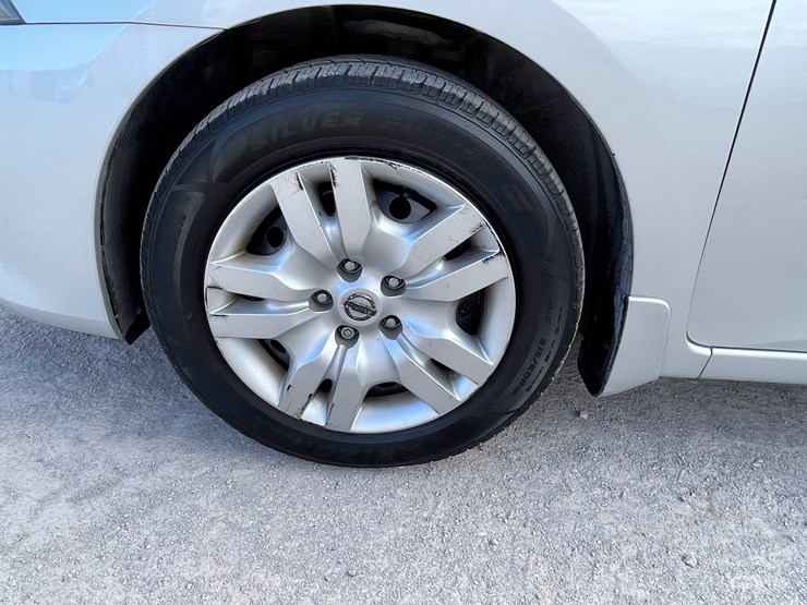 #4-•-2013-nissan-sentra-(has-nm-title)-image-11