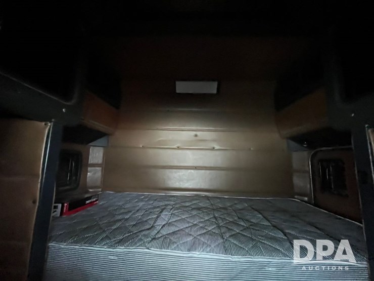 1999-peterbilt-379-image-60