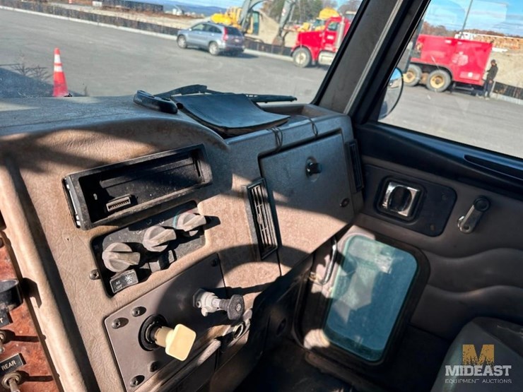 2004-peterbilt-pb335-fuel/lube-truck-xx65317-image-25