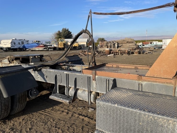 peterbilt-358-image-15