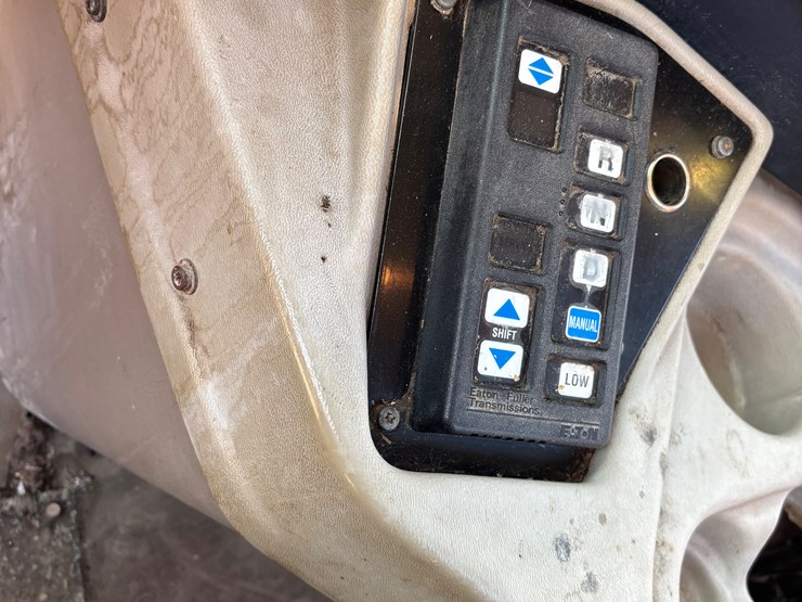 #1572-•-ih-day-cab-image-11