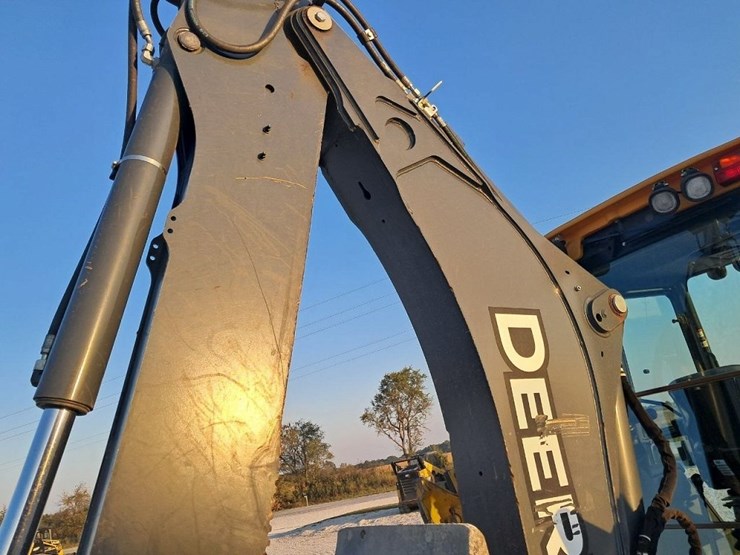 2022-deere-410l-image-33