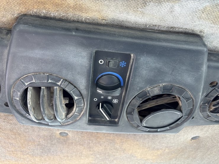 2003-deere-324h-image-43