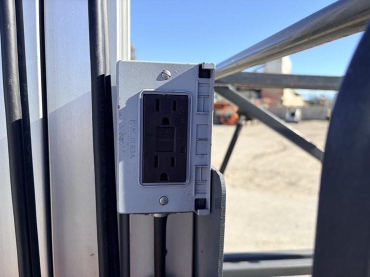 2005-jlg-axxessor-200vl-vertical-mast-lift-image-6