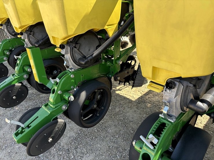 2017-john-deere-1775nt-image-31