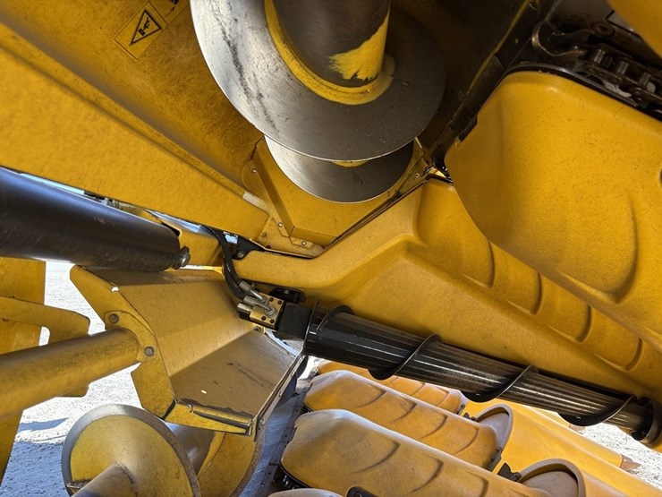 2014-new-holland-9800f-12r30"-corn-head-image-17