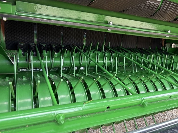 2024-john-deere-561m-image-16