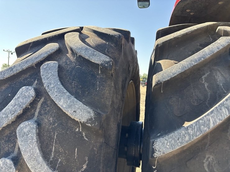 2015-versitle-310-mfwd-tractor-image-23