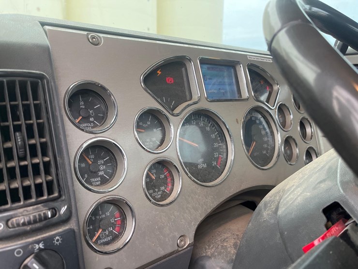 2014-mack-cxu613-semi-image-22