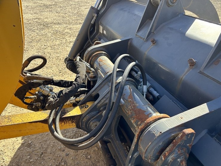 2003-deere-324h-image-13