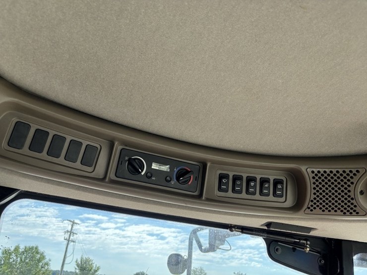 case-ih-7010-image-45