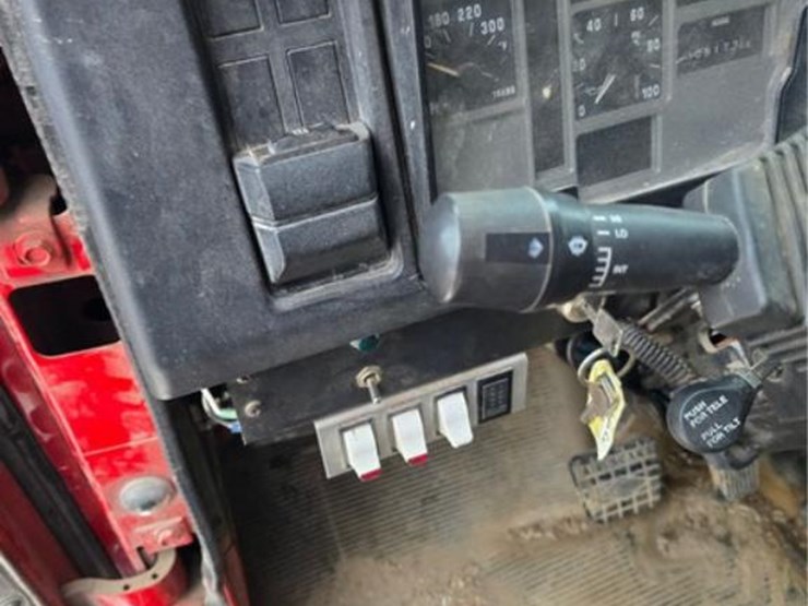 international-4900-image-24