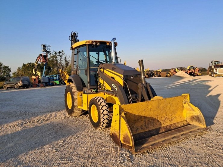 2022-deere-410l-image-2