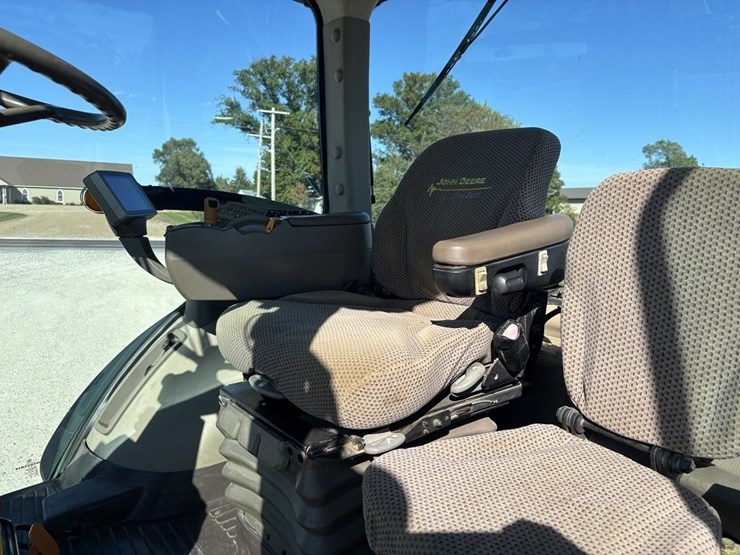 john-deere-8285r-image-40