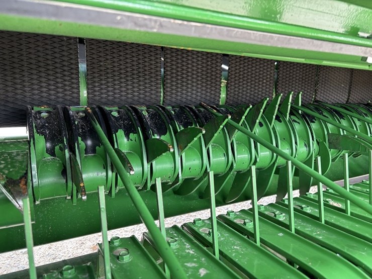 2024-john-deere-561m-image-18