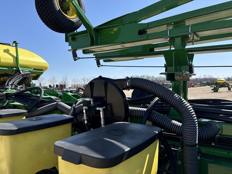 2017-john-deere-1775nt-image-27