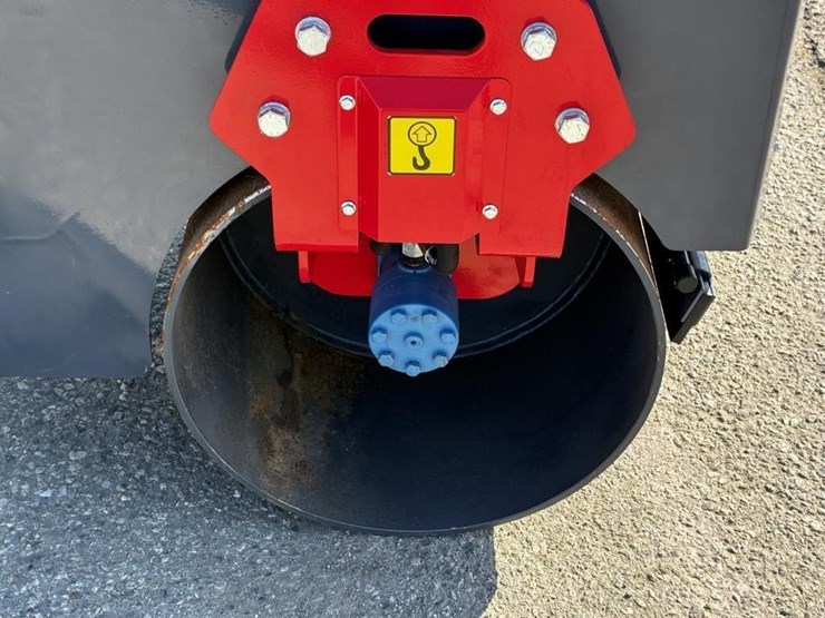 sdlool-sl1000-vibratory-ride-on-road-roller-image-6