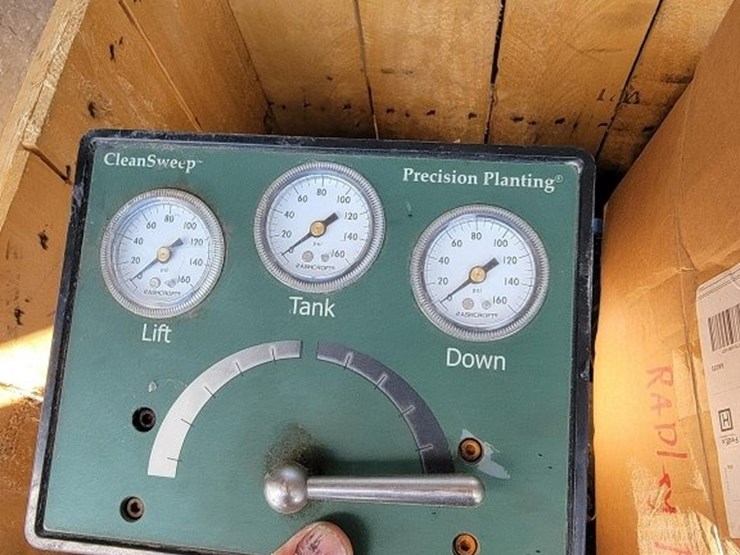 2012-kinze-3660-image-78