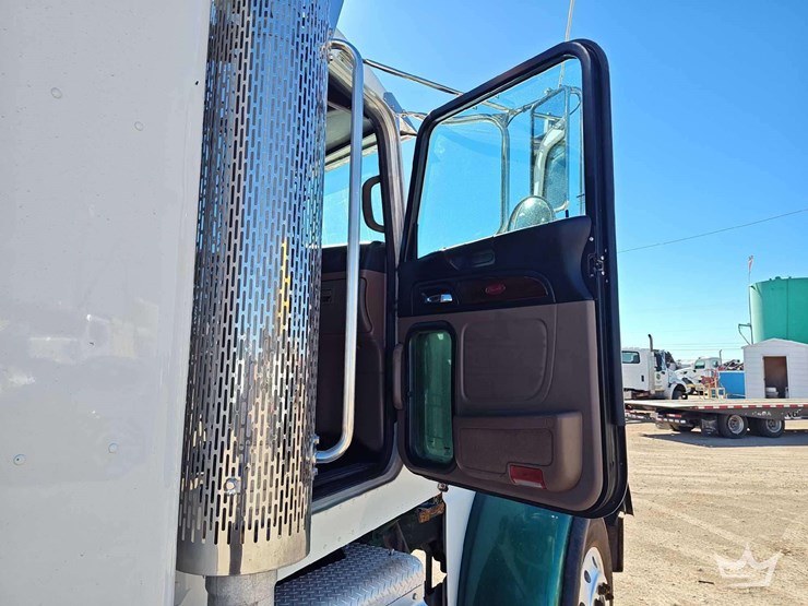 2014-peterbilt-388-image-45