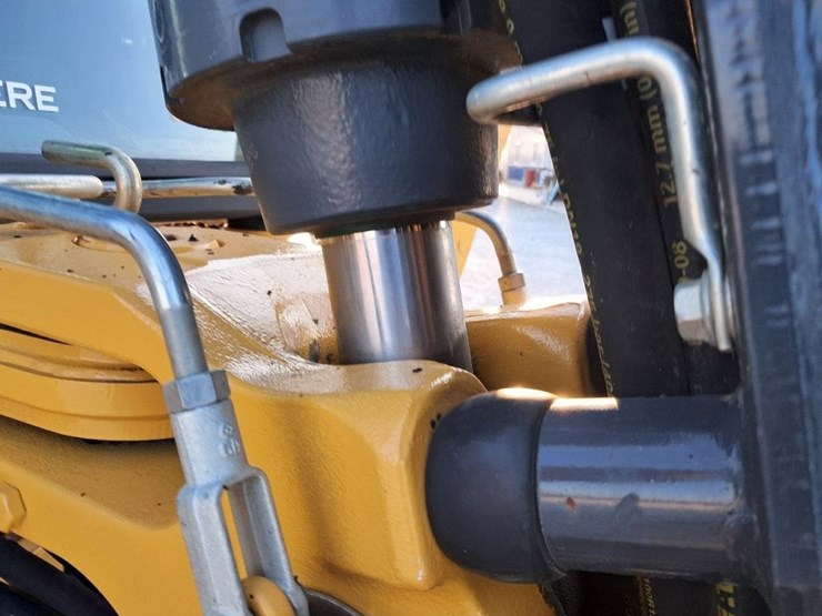 2022-deere-410l-image-31