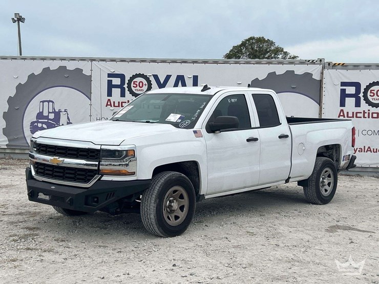 2017-chevrolet-silverado-1500-image-1