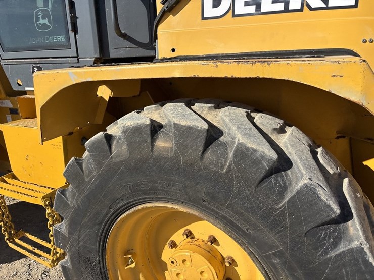 2003-deere-324h-image-28