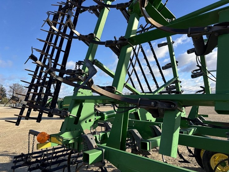 2011-john-deere-2210l-image-16