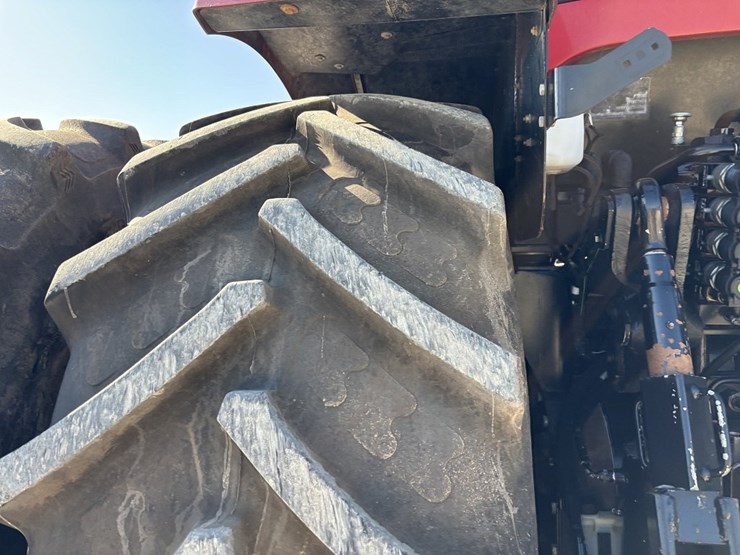 2015-versitle-310-mfwd-tractor-image-22