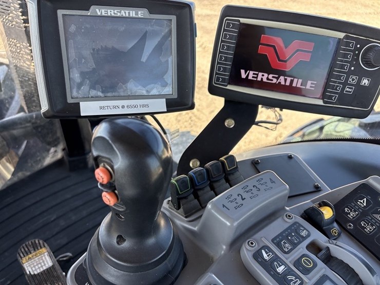 2015-versitle-310-mfwd-tractor-image-37