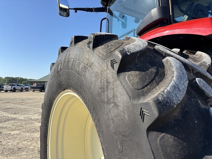 2015-versitle-310-mfwd-tractor-image-25