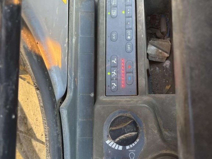 deere-200-lc-image-22