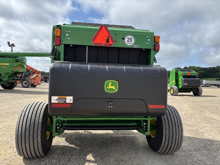 2024-john-deere-561m-image-4