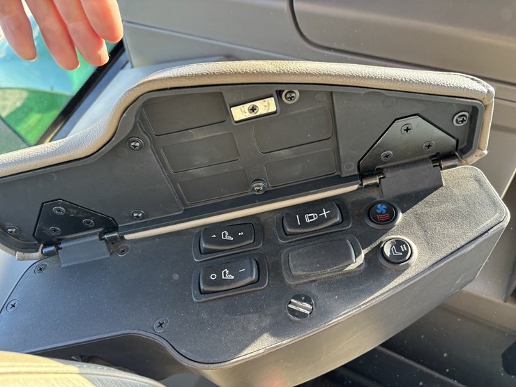 john-deere-8r-310-image-44