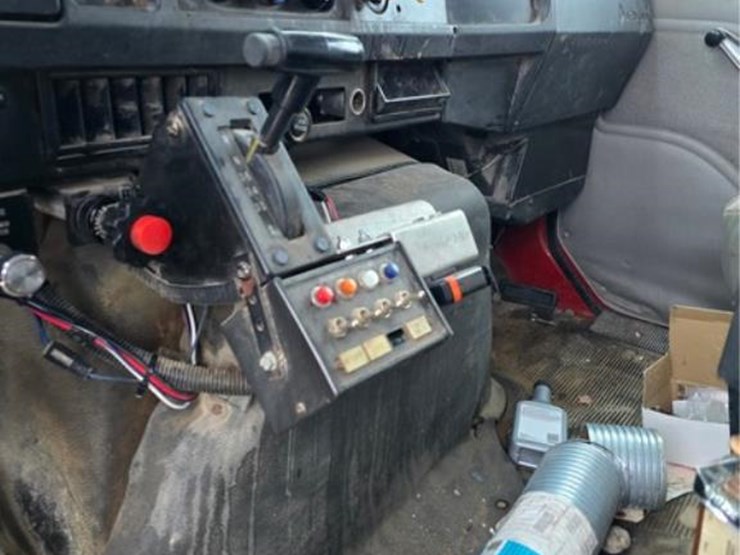 international-4900-image-17