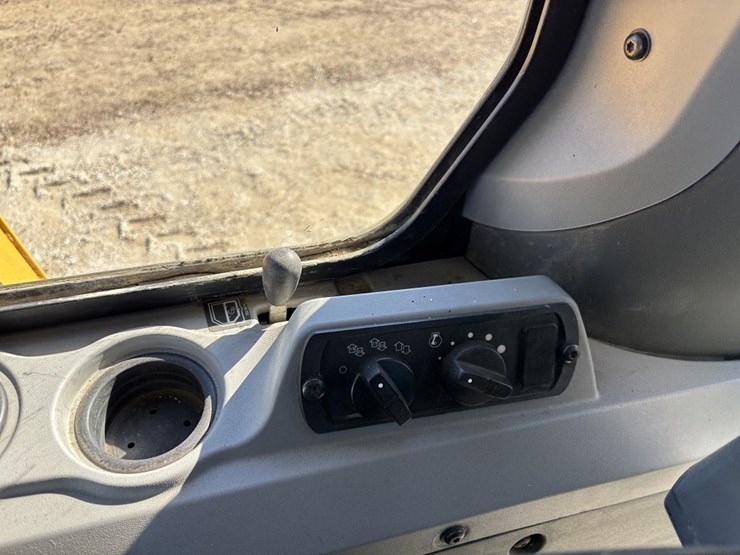 2010-caterpillar-d7e-image-42