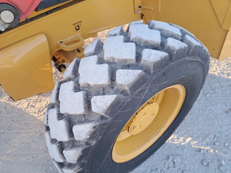 2022-deere-410l-image-23