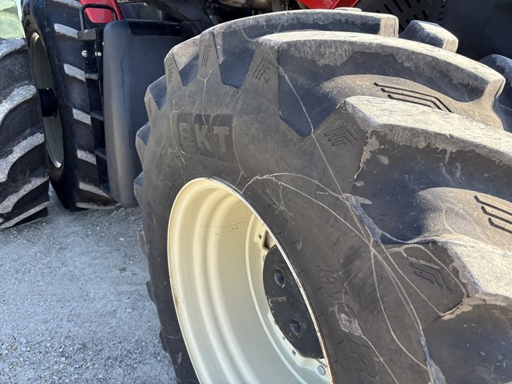 2015-versitle-310-mfwd-tractor-image-11