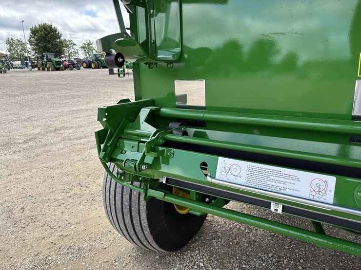 2024-john-deere-561m-image-30