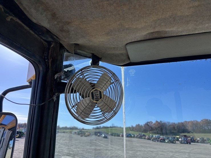 2003-deere-324h-image-44