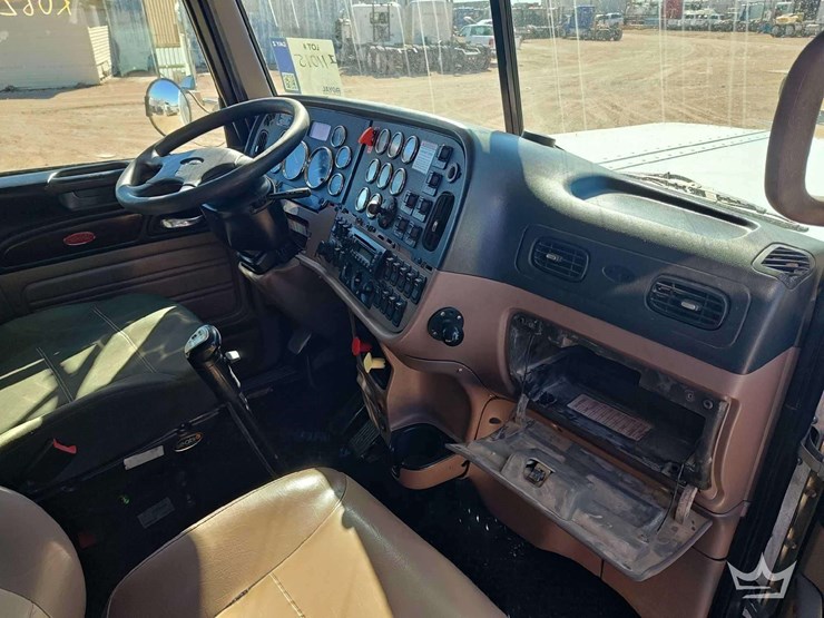 2014-peterbilt-388-image-37