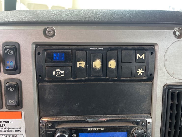 2014-mack-cxu613-semi-image-24